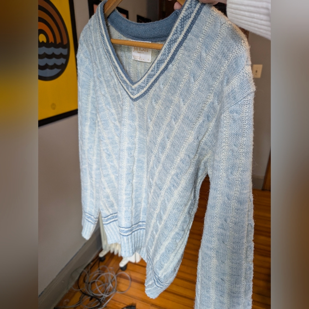 Small blue and white v-neck cable knit fishermen's sweater jumper Jantzen